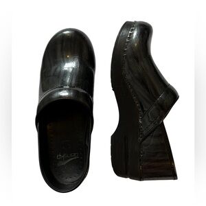 Dansko Professional Tooled Embossed Clogs Nurses Shoes 38 Wipe-clean, High Gloss